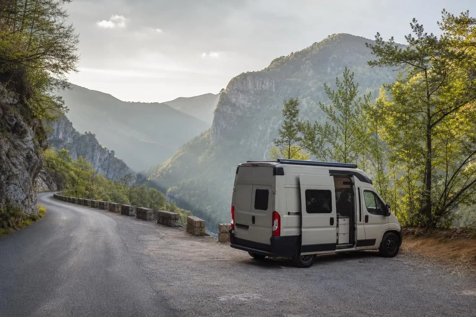 Vercors et routes suspendues en van aménagé au départ de lyon